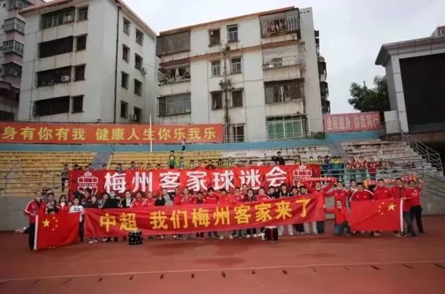 男人用肌肌捅女人